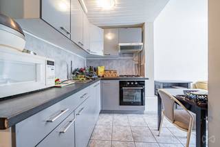 We Invest Liège et Lucas (0479/76.60.97) vous proposent à la vente cet appartement d’une chambre est situé au deuxième sous-sol côté rue,...