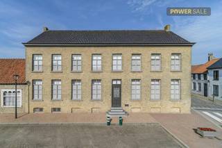 Manoir unique situé dans la Groenestraat à Izenberge (Alveringem). La finition de haute qualité et la surface habitable spacieuse de 443 m²...