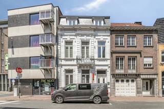 Deze karaktervolle burgerwoning uit 1918 combineert op unieke wijze authentieke charme met hedendaags wooncomfort. De woning werd recent gerenoveerd met respect voor haar oorspronkelijke elementen, waardoor de hoge plafonds, stijlvolle details en het tijdloze karakter perfect behouden zijn gebleven.Met maar liefst 4 slaapkamers biedt deze instapklare woning verrassend veel ruimte voor een gezin of voor wie op zoek is naar extra werk- of hobbyruimte. De lichtrijke leefruimte sluit naadloos aan op de volledig geïnstalleerde keuken, terwijl de zonnige stadskoer een aangename plek vormt om in alle rust van het buitenleven te genieten.Dankzij de centrale ligging in het hart van Roeselare bevinden winkels, scholen, openbaar vervoer en belangrijke invalswegen zich op een steenworp afstand.De woning heeft volgende indeling:- Inkom - Lichtrijke leefruimte- Geïnstalleerde keuken voorzien van kookplaat met dampkap, spoelbak, frigo, oven, microgolf en vaatwas- Kelder- Toilet- 3 slaapkamers- Badkamer voorzien van dubbele lavabo, toilet en bad- Zolder die mogelijks ingericht kan worden als slaapkamerExtra kenmerken:- Authentieke burgerwoning met hoge plafonds- Instapklare en lichtrijke woning- Recent gerenoveerd- Geen renovatieverplichting- Centrale ligging in het centrum, nabij winkels, scholen, openbaar vervoer, invalswegen,....Bent u op zoek naar een woning met karakter, ruimte en hedendaags comfort? Dan is deze unieke burgerwoning zeker een bezoek waard.Bestuursmaatregelen in het maatregelenregister: nee