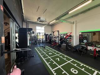 Op een uitstekende commerciële ligging langs de N14, in het baanwinkel park "Zandhoven Shopping" bevindt zich deze polyvalente ruimte van 187m².<br />Dankzij de uitstekende visibiliteit, de ligging en de ruime publieke parkeergelegenheid geniet dit pand van maximale bereikbaarheid en passage.<br /><br />De ruimte wordt casco verhuurd (keuken en WC's zijn voorzien), wat u als ondernemer de vrijheid biedt om het pand volledig in te richten volgens uw eigen concept en noden. Momenteel ingericht als fitness, maar is perfect geschikt als, kantoor, praktijkruimte, vrij beroep, etc.<br /><br />INDELING: Op de eerste verdieping beschikt u over een grote ruimte met flexibele indelingsmogelijkheden, een aparte keuken, twee toiletten (M/V) en een terras achteraan. <br /><br />Daarnaast scoort het pand uitstekend op energiezuinigheid met een EPC-label A en is het uitgerust met een lucht-lucht warmtepomp, airconditioning en ventilatie. <br />Raam reclame is mogelijk.<br /><br />Een ideale opportuniteit voor ondernemers die visibilieit, bereikbaarheid en flexibiliteit willen combineren op een toplocatie.<br /><br />BIJZONDERHEDEN:<br />- Huurcontract van gemeen recht: 9 jaar<br />- 3 maanden huurwaarborg via Korfine of Bankwaarborg<br />- Gemeenschappelijke kosten: Vast: 90 euro/maand<br />- Gemeenschappelijke kosten: Provisie (water): 20 euro/maand <br /><br /><br />Bent u geïnteresseerd in deze commerciële opportuniteit op een toplocatie? Neem dan vandaag nog contact met ons op voor meer informatie of een plaats bezoek.