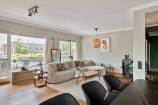 Op de derde verdieping bevindt zich dit ruime hoekappartement van 110 m² met een uitzonderlijk terras van 45 m² rondom. Grote raampartijen in...