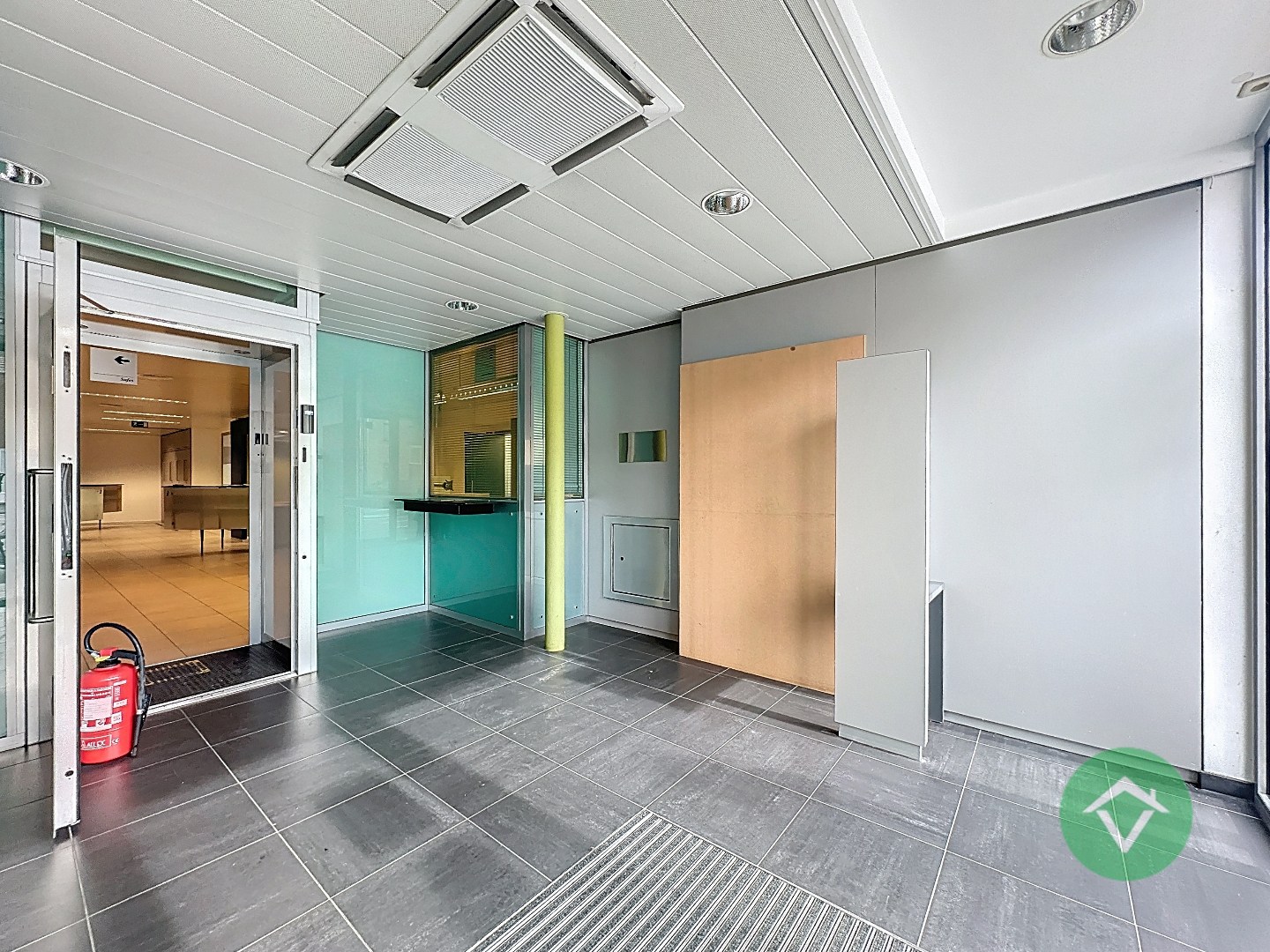 Commerciële toplocatie in Vleteren met burelen, vergaderruimtes en parking - foto 4