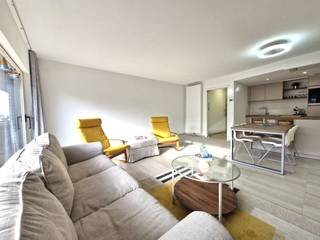 Dit stijlvol gerenoveerde appartement bevindt zich op een gegeerde locatie aan de achterzijde van de zeedijk, op de vernieuwde wandelboulevard van Heist. De ligging is perfect voor wie houdt van een combinatie van rust, comfort en levendigheid. U bevindt zich op wandelafstand van het Heldenplein en van een gevarieerd aanbod aan horeca: van gezellige bistro’s tot verfijnde culinaire restaurants. <br /><br />Dankzij de nabijheid van de kusttram bent u bovendien vlot verbonden met Knokke, Blankenberge en andere badplaatsen aan onze Belgische kust. Alle dagdagelijkse voorzieningen, winkels en ontspanningsmogelijkheden liggen binnen handbereik, wat dit appartement zowel geschikt maakt als vaste verblijfplaats, tweede verblijf of rendementsvolle investering.<br /><br />Vakantieverhuur is toegelaten, wat het interessant maakt voor wie op zoek is naar een opbrengsteigendom aan zee. Dankzij de ligging en afwerking is een mooi rendement perfect haalbaar.<br /><br />Indeling:<br /><br />- Inkomhal,<br />- Apart gastentoilet,<br />- Lichtrijke leefruimte met open zicht,<br />- Zuidgericht terras,<br />- Open en volledig uitgeruste kwaliteitskeuken met eetgedeelte,<br />- Eerste ruime slaapkamer,<br />- Terras,<br />- Tweede slaapkamer,<br />- Badkamer met moderne inloopdouche,<br /><br />Bij het binnentreden van het gebouw vindt u op de gelijkvloerse verdieping ook nog een privatieve berging, toegewezen aan het appartement. De fietsenberging van het gebouw is makkelijk bereikbaar en geeft uit in een zijstraat aan de zeedijk.<br /><br />Een instapklaar appartement op een toplocatie in Heist – ideaal als investering of om zelf zorgeloos van het kustleven te genieten.<br /><br />Interesse? Contacteer Maxim op 0477 06 03 30 of via maxim@rhvastgoed.com voor een bezoek ter plaatse!