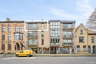 Cet appartement situé au 3e étage comprend : hall d'entrée avec débarras, toilettes et couloir, salle à manger avec cuisine ouverte équipée et...