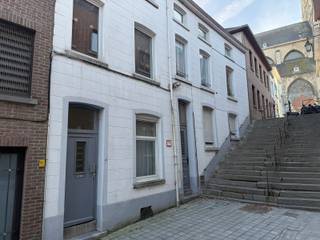 <strong>Twee aanpalende huizen in de Trapstraat te Tienen, met een rustige ligging in een beschermd dorpsgezicht. De gebouwen bieden mogelijkheden op herverkaveling/herbestemming voor gemengd gebruik/co-housing/kangoeroewoning – raadpleeg hiervoor immogve.be of bel naar 0496 07 89 48 voor meer informatie. Waterscore B/B.</strong><br /><br />Trapstraat 4 (woning 1 - vrij en instapklaar):<br />Het gelijkvloers van deze woning beschikt over een inkomhal, een leefruimte, een badkamer en een keuken met toegang tot de koer. Aanpalend aan de koer en achterliggend ten opzichte van woning 2 een bergruimte in 2 verdiepingen, ook bruikbaar als atelier of hobbyruimte. <br />Op de eerste verdieping bevinden zich twee kamers.<br />De zolderverdieping is ook bruikbaar als leefruimte of hobbyruimte en voldoende ruim om om te bouwen tot 2 slaapkamers.<br />De woning beschikt ook over een kelderverdieping, toegankelijk via een trap.<br />Bewoonbare oppervlakte van 69 m², de bergruimte heeft een oppervlakte van 42 m².<br /><br />Trapstraat 6 (woning 2).<br />Het gelijkvloers van deze woning beschikt over een inkomhal, een leefruimte, een keuken, een slaapkamer en een badkamer. De eerste verdieping heeft 2 kamers en een aansluitende badkamer. Op de zolderverdieping is een ruime kamer met aansluitende badkamer. Vervolgens beschikt de woning ook nog over een kelderverdieping (toegankelijk via een trap).<br />Bewoonbare oppervlakte van 95 m². Huurcontract lopende.<br /><br />Opgesplitste verkoop, al dan niet na opsplitsing, kan overwogen worden.<br /><br />De woningen beschikken over een autoluwe ligging, pal in centrum Tienen. E40, station, scholen, winkels, etc op wandelafstand.<br /><br />Informatie en afspraak kan enkel telefonisch op 0496 07 89 48.
