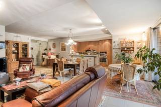 In de Zeelaan te Koksijde vinden we ruim appartement (164 m²) met zongericht terras (15 m²) en grote tuin (170 m²) te koop. Het appartement is...