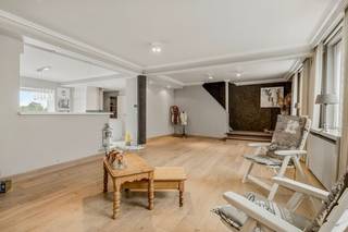 Gelegen op een toplocatie in het hart van Izegem, bevindt dit charmante handelspand met woonst zich op een steenworp van winkels, openbaar vervoer en belangrijke invalswegen. Dankzij de uitstekende zichtbaarheid en centrale ligging is dit een ideale plek voor wie een eigen zaak wil uitbaten of op zoek is naar een rendabele investering.<br />Het perceel heeft een oppervlakte van 629 m², breedte voorgevel ca. 19 m, diepte ca. 44 m.<br /><br />Indeling:<br />HANDELSRUIMTE: GLV - handelspand met open ruimte die naar eigen wens kan ingericht worden, garagepoort met inrijpoort, atelier en kelder. Perfect geschikt voor een winkel, kantoor of praktijkruimte.<br />WONING: 1e VERDIEPING - een gezellige leefruimte, een open keuken<br />2e VERDIEPING - nachthal, drie slaapkamers en badkamer met bad en inloopdouche.<br /><br />Troeven van dit pand:<br />- Toplocatie in het centrum van Izegem<br />- Ruime handelspand met veel potentieel<br />- Instapklare duplex woning op de eerste verdieping<br /><br />Contacteer ons voor meer informatie of een bezoek via imani@panorama.immo of 0478 26 26 36.<br />