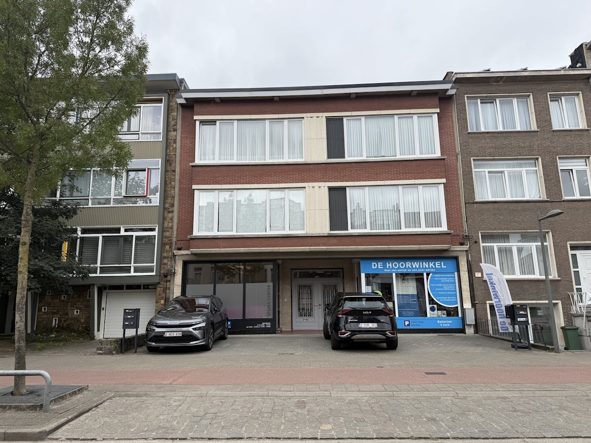 Ruime handelsruimte te huur in het centrum van Merksem! - foto 1