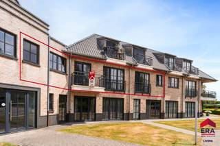 <p><strong>Ben je op zoek naar een instapklaar appartement met 2 slaapkamers, terras en garage op een toplocatie? Zo gevonden!</strong></p>

<p>In een residentiële en groene omgeving, op wandelafstand van het centrum en nabij het treinstation, vind je dit verzorgde en instapklare appartement met een bewoonbare oppervlakte van 80 m². Dankzij de centrale ligging geniet je van een uitstekende bereikbaarheid, terwijl je toch in alle rust kan wonen. Het appartement beschikt over een energiezuinig EPC-label A en wordt individueel verwarmd op aardgas via een gasketel. De PVC-ramen, parlofoon en conforme elektriciteit zorgen voor een aangenaam wooncomfort. </p>

<p>Je betreedt het appartement via de inkomhal met vestiaire en ingemaakte kasten. De lichtrijke leefruimte sluit aan op de eetkamer en de volledig uitgeruste keuken, die voorzien is van een inductiekookplaat, combi-oven, dampkap, koelkast met diepvries, spoelbak en vaatwasser. Verder is er een praktische berging met aansluitingen voor wasmachine en droogkast. Het appartement telt twee slaapkamers, waarvan één met dressing en ingemaakte kasten. De badkamer is uitgerust met een douche, dubbele wastafel en toilet. Daarnaast is er nog een apart gastentoilet aanwezig.</p>

<p>Als extra troef beschikt deze eigendom over een terras waar je heerlijk kan genieten van de buitenlucht én een private garage met automatische sectionaalpoort en elektriciteitsvoorziening.</p>

<p>Ben je op zoek naar een energiezuinig, instapklaar appartement met twee slaapkamers, garage en een uitstekende ligging? Dan is dit zonder twijfel een bezoek waard!</p>