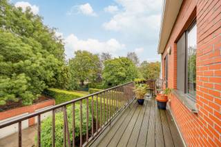 <p>Centraal gelegen aan de rand van wijk Vriesdonk, op wandelafstand van het centrum van Brasschaat.</p><p>Appartement gelegen op de tweede verdieping van een kleinschalig gebouw, bestaande uit een open inkomhal, zonnige en ruime leefkamer ca. 39m2 op parketvloer, ingerichte keuken met micro en oven, combinatie ijskast en diepvries, keramische kookplaat, ingebouwde friteuse en vaatwasmachine.<br />De nachthal is voorzien van een apart gastentoilet, een praktische wasberging en een vestiairekast/berging. <br />Twee ruime slaapkamers aan de achterzijde (ca. 18/12m2) waarvan de kleinste kamer uitgeeft op een terras met avondzon en groen uitzicht. <br />Verzorgde badkamer met bad (D in B), dubbele lavabo en handdoekdroger.<br />Op het gelijkvloers is er een praktische berging, achteraan een individuele garagebox met elektriciteit en een kantelpoort.</p><p>extra's:<br />- 192 kWh/m2 (label B)<br />- geïsoleerd en vernieuwd hoofddak<br />- elektrische installatie conform<br />- asbestveilig<br />- provisie maandelijkse lasten ca. 80eur<br />- zonnetent aan straatzijde<br />- videofonie<br />- geen lift<br />...</p><p>Info/bezoek: 03/283 83 00 - noord@sinjoor.be</p>