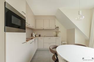 <h2><span>Cet appartement particulièrement agréable et élégant, situé au troisième et dernier étage, offre un bel équilibre entre lumière, espace et confort. La terrasse ensoleillée orientée sud-est est un atout indéniable, idéale pour profiter du soleil en toute tranquillité. L'appartement bénéficie par ailleurs d'un agencement pratique comprenant une cuisine entièrement équipée, une salle de bains avec une grande douche à l'italienne et des toilettes séparées. Les espaces de rangement ne manquent pas non plus grâce au grand grenier, au débarras au rez-de-chaussée et à la place de parking couverte. Label EPC A, 100 kWh/m²/an. </span></h2><h2><span>Atouts :</span></h2><ul><li><span>Troisième et dernier étage.</span></li><li><span>Grande terrasse ensoleillée orientée sud-est.</span></li><li><span>Grand grenier de rangement.</span></li><li><span>Espace de rangement au rez-de-chaussée.</span></li><li><span>Place de parking couverte incluse.</span></li><li><span>Cuisine élégante équipée d'appareils électroménagers.</span></li><li><span>Salle de bains avec grande douche.</span></li><li><span>Toilettes séparées.</span></li><li><span>Très économe en énergie.</span></li><li><span>Label EPC A.</span></li><li><span>Consommation d'énergie : 100 kWh/m² par an.</span></li></ul><p><span>Un appartement très bien entretenu qui se distingue par son confort de vie, sa fonctionnalité et son efficacité énergétique.</span></p>