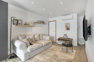 LAYOUT: Ground floor: - commercial space with space behind that can serve as a utility roomFirst floor: - living area with open kitchen and separate toiletSecond floor: - bedroom with bathroom (equipped with sink, shower and washing machine connection)Third floor:- furnished mezzanineAdvantages: - easy accessibility- completely renovated! - favorable EPCMore info or an on-site visit? Contact Sarah Hanson - 0493 25 46 80 - sarah.hanson@dewaele.com