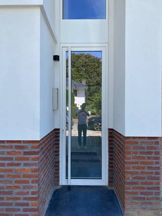 Unieke duplex (1e en 2e verdieping), gelegen in een warme residentiële buurt, volledig nieuw in industrieel interieur. Betonnen vloeren met vloerverwarming (gas), geïnstalleerde keuken en badkamer, ruim terras met zicht op groen, vaste staanplaats vooraan voor een wagen. Vaste kosten voor onderhoud groenbeplanting, verrekend in de jaarafrekeninf.. Voorzien van zonnepanelen (in huurprijs inbegrepen!) aangesloten énkel aan de Duplex.<br /><br />Authentiek karakter met moderne inkleding. Rustige buurt met op wandelafstand het centrum en andere nuttige locaties. Brussel snel bereikbaar. Beschikbaar vanaf december 2025.<br /><br />Enkel beschikbaar voor directe bewoners, maw. bewoner is dezelfde als naam op huurcontract en enkel residentieel gebruik. Geen huisdieren.<br /><br />Leiding voor installatie elektrische laadpaal is voorzien. Laadpaal in samenspraak met eigenaar.