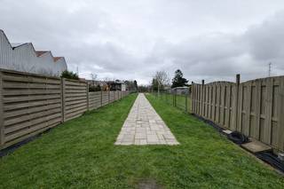 Te renoveren rijwoning met goedgekeurde plannen in het centrum van ZwevegemDeze ideaal gelegen rijwoning bevindt zich in het centrum van Zwevegem, op...