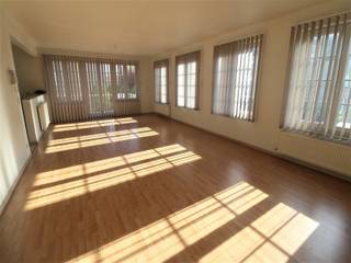 <p>Ruim appartement op de eerste verdieping met terras, gelegen in een rustige straat.<br /><br />Indeling en omschrijving:<br />U komt binnen via de ruime hal welke toegang geeft tot alle ruimtes. De leefruimte beschikt over veel natuurlijk lichtinval. Via de leefruimte heeft u toegang tot een ruim zuid gericht terras, evenals tot de open keuken die beschikt over een keramisch fornuis, afwasmachine, oven, dampkap en spoelbak. Aansluitend aan de keuken is er een berging voorzien met aansluitingen voor wasmachine en droogkast. In de nachthal is een inbouwkast voor jassen en schoenen beschikbaar evenals een gastentoilet. Eén van de drie slaapkamers is omgebouwd tot een dressing, met hangkasten, leg planken en een klein bureautje. Verder beschikt het pand over twee slaapkamers. Alle slaapkamers zijn voorzien van rolluiken. De badkamer is voorzien van een dubbele lavabo, ligbad en douche. <br />Autostaanplaats en kelderberging voorzien in het ondergrondse complex. <br /><br />Extra info:<span> gemeenschappelijke kosten € 85,00 / maand I EPC 99 kWh/ (m² jaar) label A I watertoets: P-score: B I G-score: B.</span></p>