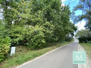 <p><span>Prachtige bouwgrond van 7 are voor open bebouwing te Keerbergen</span><span><br />Altijd al gedroomd van je eigen huis te bouwen op een rustige en groene locatie? Dan is dit perceel bouwgrond exact wat u zoekt!</span></p><p><span>Deze bouwgrond (lot 1) met een oppervlakte van 7a02ca en bestemd voor een open bebouwing, is heerlijk rustig gelegen, op slechts een steenworp van het centrum van Keerbergen. Hier bouwt u midden in het groen met een magnifiek uitzicht op het authentieke Keerbergse landschap van natuurgebied de Broekelei.</span></p><p><span> </span></p><p><span>De bouwgrond Lot 1 heeft volgende kenmerken:</span><span><br />- Perceelsbreedte: .17,7m<br />- Perceelsdiepte: ca. 40m<br />- Bouwoppervlakte: ca. 11,4m x 15m<br />- Dakhelling tussen 0 en 45°. Kroonlijsthoogte: max. 7m20<br /><br /></span></p><p><span>Het perceel is deel van een goedgekeurde verkaveling. Er geldt </span><span>geen</span><span> bouwverplichting!<br />De kosten voor opmeting &amp; afpaling en aandeel in de verkavelingsakte zijn ten laste van koper.</span></p><p><span> </span></p><p><span>De Makelaardij heeft voor u een plan gemaakt met het maximale bouwvolume op basis van de bouwvoorschriften.</span></p><p><span> </span></p><p><span>Interesse in dit mooie perceel of graag meer info? Contacteer ons dan op: 015/20.20.82 of <span>info@demakelaardij.be</span></span></p><p><span> </span></p>