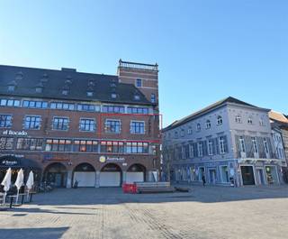  Midden in het bruisende stadscentrum treft u dit mooie appartement. Het drukke stadsleven verandert als het ware in een oase van rust, zodra...
