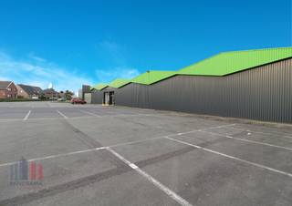 Deze opslagruimte met beperkte kantoren en sociale ruimtes bevindt zich op een uitstekend bereikbare locatie in Wetteren, vlak bij de <strong>E40 </strong>en de <strong>Brusselsesteenweg</strong>.<br />De site biedt vlotte verbindingen naar Gent, Brussel en omliggende regio’s.<br /><br />De unit omvat een totale oppervlakte van<strong> 3.832 m² met ruim buitenterrein</strong>. Kleinere oppervlakte huren is ook bespreekbar. Deze ruimte beschikt over vier laadkades en vier sectionale poorten. De units worden tijdelijk verhuurd, voorwaarden bespreekbaar .<br /><br />Neem contact op met<strong> PANORAMA B2B </strong>voor meer informatie, plannen of een vrijblijvend plaatsbezoek via<strong> 09 219 90 30</strong>.