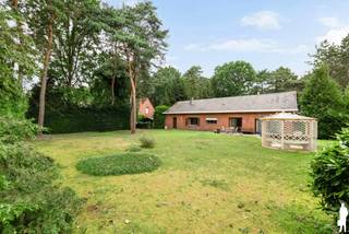 <div>
<div>
<div>
<div>
<div>
<div>
<p><strong>Woning met 3 slaapkamers, ruime zolder en garage op een topligging te Bonheiden (Rijmenam).</strong></p>
<p>Bent u op zoek naar een woning met enorm veel potentieel op een rustige, groene locatie? Dan is deze open bebouwing op een perceel van 2.072 m² gelegen te Bonheiden (Rijmenam) beslist een bezoek waard.</p>
<p>De grootste troeven van deze woning zijn zonder twijfel de uitzonderlijk rustige ligging, midden in het groen, én het comfortabele gelijkvloerse woonprogramma. Alle essentiële leefruimtes bevinden zich op het gelijkvloers, waardoor de woning uitermate geschikt is voor wie levenslang comfortabel wil wonen.</p>
<p>Via de inkomhal komt u in de lichtrijke leefruimte met zithoek en eetplaats. Aansluitend bevindt zich de functionele keuken, die rechtstreeks toegang biedt tot het ruime terras en de aangename tuin. Hier geniet u in alle privacy van de groene omgeving. <br />De overdekte zithoek maakt het bovendien mogelijk om in elk seizoen van het buitenleven te genieten.</p>
<p>Verder beschikt de woning over drie volwaardige slaapkamers, een badkamer met ligbad en dubbele lavabo, een afzonderlijk toilet en een ruime nachthal. De bijzonder ruime inpandige garage biedt plaats voor een wagen of kan perfect dienstdoen als extra berging of hobbyruimte.</p>
<p>Een absolute meerwaarde is de royale zolderverdieping. Deze is momenteel opgedeeld in verschillende compartimenten, maar biedt tal van mogelijkheden om extra slaapkamers, een bureau, hobbyruimte of bijkomende leefruimte te creëren. Ideaal voor wie op zoek is naar een woning die kan meegroeien met zijn of haar woonwensen.</p>
<p>Hoewel de woning een grondige renovatie vraagt, vormt dit net de ideale kans om ze volledig naar eigen smaak en hedendaagse normen in te richten. Dankzij haar solide basis, ruime volumes en uitstekende ligging kan deze woning uitgroeien tot een echte parel.</p>
<p><strong>Troeven:</strong></p>
<ul>
<li>Rustige, groene ligging in Bonheiden (Rijmenam)</li>
<li>Open bebouwing op perceel van 2.072 m²</li>
<li>Volledig woonprogramma op het gelijkvloers</li>
<li>3 volwaardige slaapkamers</li>
<li>Ruime inpandige garage</li>
<li>Grote zolder met tal van uitbreidingsmogelijkheden</li>
<li>Ruim terras en overdekte zithoek</li>
<li>Renovatiewoning met bijzonder veel potentieel</li>
</ul>
<p>Interesse? Contacteer onze vastgoedverantwoordelijke voor meer informatie of een bezoek via <strong>015 70 70 00</strong> of mail naar <strong>keerbergen@deboerenpartners.be.</strong></p>
</div>
</div>
</div>
</div>
</div>
</div>
