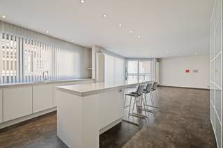 FIRST VISIT <br />Zat 12/09 tussen 13u30-14u30 (enkel op reservatie) <br /><br /><strong>Ruim en royaal wonen</strong> in het hart van Roeselare - dichtbij de Grote Markt <br />Ruimte, licht, comfort en een absolute topligging.<br /><br />Welkom in dit uitzonderlijk ruime en<strong> stijlvolle appartement van meer dan 200 m²</strong>, ontstaan uit de samenvoeging van twee appartementen tot één indrukwekkend geheel. Hier geniet u van een unieke combinatie van rust en hedendaags wooncomfort, en dat midden <strong>in het bruisende centrum </strong>van Roeselare.<br /><br />De ligging is werkelijk ideaal: de Markt, de Munt, de Ooststraat, het station, het Geytepark, de Ronde Kom en het nieuwe Moermanpark bevinden zich allemaal op wandelafstand. Winkelen, lunchen, sporten of gewoon heerlijk ontspannen? Alles ligt binnen handbereik.<br /><br />Via de lift bereikt u de eerste verdieping, waar u rechtstreeks het appartement binnenkomt. De toegang is voorzien van extra beveiliging. De ruime inkomhal beschikt over praktische, ingemaakte kasten en zet meteen de toon voor de kwalitatieve afwerking die u doorheen het hele appartement terugvindt.<br /><br />De lichtrijke leefruimte en keuken <strong>vormen één harmonieus geheel </strong>van meer dan 65 m². De moderne keuken is uitgerust met kwalitatieve AEG-toestellen en afgewerkt met een stijlvolle composieten werkplaat en bijpassende tafel/bar. Dankzij de grote raampartijen geniet u volop van natuurlijk daglicht en van de middagzon.<br /><br />De brede terrassen vormen een aangename verlenging van de leefruimte en bieden een heerlijke plek om buiten te genieten.<br /><br /><strong>Slaapkamers, bureau en luxueuze badkamer</strong><br /><br />De royale masterbedroom beschikt over een aparte dressing en bijkomende kastruimte. Daarnaast is er een praktische bureauruimte, ideaal voor wie thuis wil werken.<br />De tweede slaapkamer is volledig apart en beschikt bovendien over een eigen terras.<br />De badkamer is een echte blikvanger en werd stijlvol ingericht met een ingewerkt ligbad en een ruime douche. Ook hier werd duidelijk gekozen voor kwaliteit, comfort en een tijdloze uitstraling.<br /><br />Dit recent gebouwde appartement is volledig instapklaar en afgewerkt met hoogwaardige materialen. De combinatie van de uitzonderlijke oppervlakte, de vele lichtinval, de ruime terrassen en de centrale ligging maakt dit tot een bijzonder comfortabele en unieke woonplek.<br /><br /><strong>Genieten van het stadsleven was nog nooit zo aangenaam</strong>.<br /><br />In de zomer geniet u van de levendigheid van het centrum en de nabijgelegen parken; op koelere dagen vormt dit ruime en rustige appartement de ideale thuishaven.<br />Roeselare heeft heel wat te bieden: van gezellige terrassen en restaurants tot winkels, sportfaciliteiten en groene ontspanningsplekken. En het mooiste van alles? U bereikt het allemaal gewoon te voet.<br /><br />Een uitzonderlijk appartement voor wie royaal, stijlvol en centraal wil wonen.<br /><br /><strong>Extra troef :</strong>  extra mogelijkheid om het aankopen van een dubbele diepe garage met extra berging en ideaal voor de fietsen <br /><br />Contacteer ons vandaag nog op 051 624040 wij verzorgen graag een persoonlijke rondleiding voor u. 