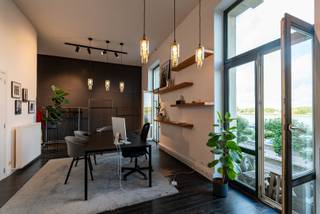 Op de tweede verdieping van Plantinkaai 5 in Antwerpen bevindt zich een exclusieve kantoor- en showroomruimte. De lift komt rechtstreeks uit in de ruimte, waardoor bezoekers meteen worden ondergedompeld in een gevoel van luxe en discretie.<br /><br />Het grote troefpunt is ongetwijfeld het prachtige uitzicht: een panoramisch zicht op de kaaien en de Schelde. Verder is de ruimte voorzien van inbouwkasten, sanitair en een kitchenette. <br /><br />Kortom, een uitzonderlijke locatie waar professionaliteit en uitstraling hand in hand gaan.