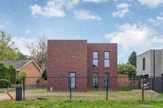 Ben je op zoek naar een recent gebouwd huis?<br />Dan is deze open bebouwing met een E-peil van 17 vast iets voor u.<br />Op het gelijkvloers is er een mooie inkomhal, een leefruimte met open, volledig ingerichte keuken en een handige wasplaats/berging met ingemaakte kasten.<br />Boven zijn er drie slaapkamers, een prachtige badkamer met bad en douche en een apart toilet.<br />Het huis is gelegen op een volledig omheind perceel van juist geen 6 are en is voorzien van een tuinhuisje met overdekt terras.<br />Extra troeven: ventilatie type D, EPC klasse A, zonnepanelen, zonnewering aan de ramen in de achtergevel, airco's.<br /><br />Heb je interesse en wil je het huis eens graag bezichtigen? Bel dan gerust op het nummer 0491 15 30 43 of mail naar hallo@nielsvastgoed.be Ik help u graag verder.