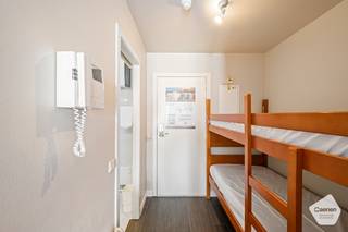 Deze studio met <strong>prachtig</strong> <strong>zeezicht</strong> ligt op een <strong>goede</strong> <strong>locatie</strong>, dicht bij het centrum.<br /><br />Bij het binnenkom van de studio situeert zich aan de linkerzijde een stapelbed. Daar recht tegenover bevindt er zich een <strong>vernieuwde</strong> <strong>badkamer</strong> met een ruime douche, mooie tegels, een toilet en een wasbak met spiegel.<br /><br />Een stapje verder (dit mag je letterlijk nemen), kom je in de <strong>leefruimte</strong> met een groot bed. De studio heeft ook een <strong>terras</strong> die een <strong>prachtig</strong> <strong>zicht</strong> heeft over de zee.<br /><br />De studio wordt verkocht onder de formule van <strong>erfpacht</strong>. Dit biedt verschillende voordelen, zoals een <strong>lagere</strong> <strong>aankoopprijs</strong> gezien de grond niet aangekocht wordt. Voor het gebruik van de grond betaalt de erfpachter aan de grondeigenaar een jaarlijkse som geld, ook wel canon genoemd. Deze canon is <strong>fiscaal</strong> <strong>aftrekbaar</strong>.<br /><br />Momenteel wordt deze studio <strong>verhuurd</strong> via een <strong>hotelpoule</strong> die de suite verhuurt op vakantiebasis, waarop de eigenaar een percentage van de winsten verkrijgt. Het is ook mogelijk om zelf de suite te reserveren voor eigen gebruik.<br /><br />Het is <strong>niet</strong> mogelijk zich hier te <strong>domiciliëren</strong>, de studio kan enkel gebruikt worden als vakantieverblijf.