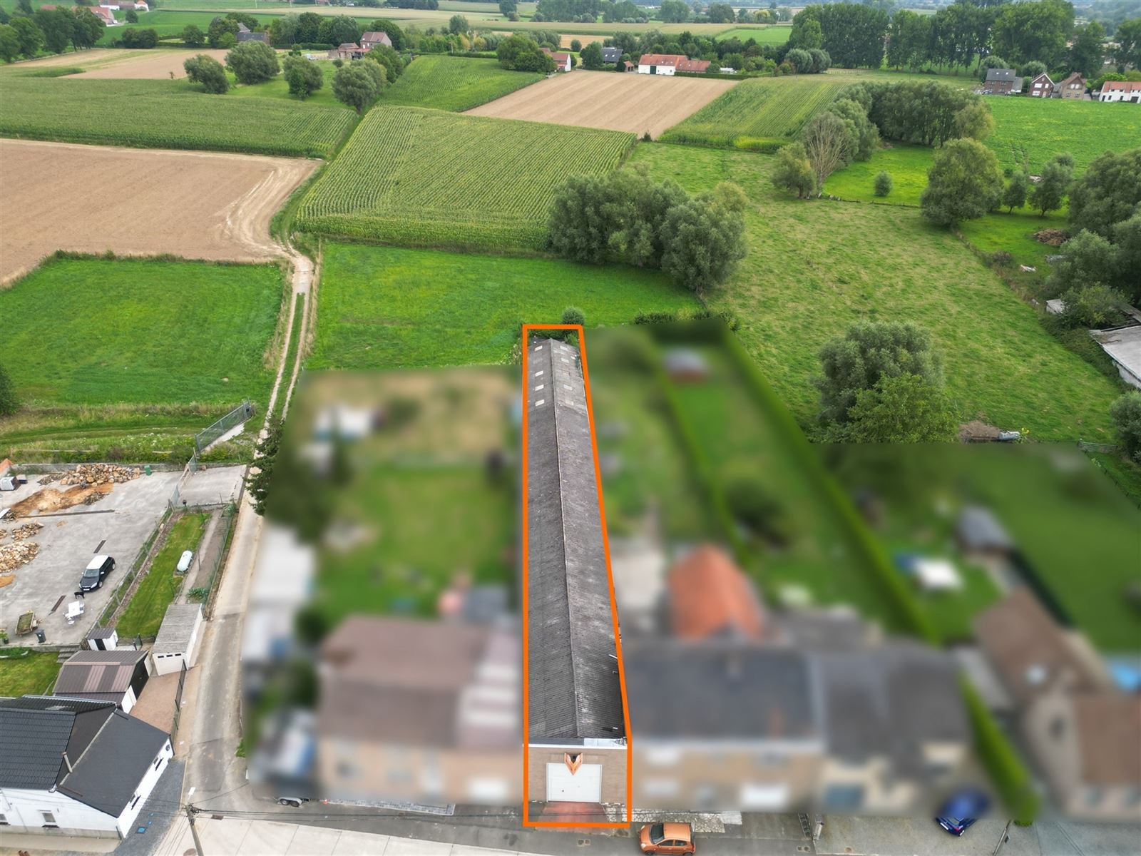 atelier/stockage de 480m2 avec portail d'entrée de 4m de large et 3,5m de haut. Idéal pour indépendant ou collectionneur. A visiter