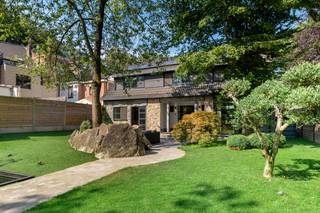 Op een uitstekende locatie te Edegem bevindt zich deze instapklare woning met 4 slaapkamers en geheel aangelegde tuin. U geniet hier van een centrale ligging in een aangename omgeving vlakbij het centrum met winkels, eet-en drankgelegenheden, scholen en het openbaar vervoer.<br /><br />We betreden de woning via de inkomhal met vestiaire en apart gastentoilet. De ruime leefruimte, voorzien van een gezellige zithoek met houtkachel en een aparte eetplaats, geniet van een fantastische lichtinval door de vele raampartijen. De geheel ingerichte leefkeuken werd voorzien van kwalitatieve toestellen en een hoogwaardige afwerking. Van hieruit heeft u directe toegang de aangelegde tuin met terras. De perfecte plek voor gezellige diners met vrienden of een ontspannen moment in de zon. Aanpalend aan de keuken bevindt er zich nog een praktische berging met voorzieningen voor wasmachine en droogkast. De nachthal op de eerste verdieping geeft ons toegang tot 4 ruime slaapkamers, een apart toilet en een ruime badkamer met ligbad en dubbele lavabo. De master bedroom is tevens ook voorzien van een en-suite badkamer met douche, toilet en dubbele lavabo. Verder beschikt u ook over een praktische kelder, een carport en voldoende parkeermogelijkheden zowel op de oprit alsook vooraan op straat. Tot slot is deze woning voorzien van een warmtepomp, zonnepanelen, een thuisbatterij, airco, een conforme elektrische keuring, een gunstig E-peil (163!) en is ze asbestveilig!<br /><br />Dit is een uitstekende opportuniteit als u op zoek bent naar een instapklare woning met 4 slaapkamers en aangename tuin te Edegem. Contacteer ons voor meer informatie op 0479/47.09.61 of neem een kijkje op www.boonstravastgoed.be . <br /><br />Bijzonderheden:<br />- 4 slaapkamers<br />- Gunstig EPC (163)<br />- Geheel aangelegde tuin