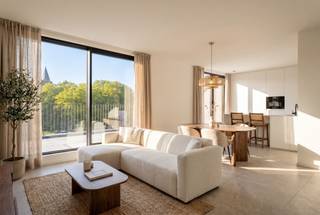 <h2><span>Wonen op niveau</span></h2><p><span>Wonen op niveau krijgt een nieuwe betekenis in dit stijlvolle penthouse, gelegen op de bovenste verdieping van een recente residentie in het centrum van Grobbendonk. Deze eigendom werd opgeleverd in 2026 en combineert hedendaags design, hoogwaardige technieken en een uitzonderlijk gevoel van ruimte en licht.</span></p><h2><span>Indeling</span></h2><p><span>De leefruimte vormt zonder twijfel het centrale ontmoetingspunt van het appartement. De royale raampartijen zorgen voor een prachtige lichtinval gedurende de hele dag en creëren een aangenaam gevoel van ruimte. Vanuit de woonkamer heeft u rechtstreeks toegang tot het ruime, zuid georiënteerde terras, waar binnen en buiten naadloos in elkaar overvloeien. Bovendien is er een geïntegreerde buitenberging aanwezig, ideaal voor het opbergen van tuinmeubilair en andere praktische benodigdheden.</span></p><p><span>De open, volledig ingerichte keuken sluit perfect aan bij de leefruimte en versterkt het gevoel van openheid en comfort. Aansluitend aan de keuken bevindt zich een praktische berging, voorzien van aansluitingen voor een wasmachine en droogkast.</span></p><p><span>Aan de rustige achterzijde van het gebouw bevinden zich twee volwaardige slaapkamers, die beide uitgeven op een tweede terras. Dankzij deze twee terrassen geniet u op elk moment van de dag van een aangename buitenruimte, met zowel zon als schaduw binnen handbereik. De stijlvolle badkamer is uitgerust met een ruime inloopdouche en een modern lavabomeubel. Daarnaast beschikt het appartement over een afzonderlijk gastentoilet.</span></p><p><span>Elk detail werd zorgvuldig doordacht, van de professioneel uitgewerkte lichtpunten tot de strategisch geplaatste stopcontacten die perfect inspelen op moderne woonwensen zoals audio- en smart-hometoepassingen.</span></p><p><span>Ook op vlak van energiezuinigheid scoort deze woning uitstekend. Vloerverwarming, een warmtepomp, zonnepanelen en ingebouwde screens zorgen voor een optimaal wooncomfort en een uitstekende energieprestatie (EPC-label A). Bovendien wordt het appartement verkocht onder registratierechten en geniet u dankzij het verlaagde kadastraal inkomen van een bijkomend financieel voordeel.</span></p><h2><span>Ligging</span></h2><p><span>Dit penthouse geniet van een uitstekende ligging in het centrum van Grobbendonk. Winkels, horeca, openbaar vervoer en andere dagelijkse voorzieningen bevinden zich op wandelafstand, waardoor u geniet van alle voordelen van een centrale ligging zonder in te boeten aan rust en woonkwaliteit.</span></p><h2><span>Extra voorzieningen</span></h2><p><span>Het gebouw beschikt over een lift en een gemeenschappelijke fietsenberging, wat zorgt voor extra gebruiksgemak in het dagelijkse leven. Bovendien hoort bij het appartement een private kelderberging, ideaal voor het opbergen van seizoensgebonden spullen of extra voorraad.</span></p><p><span>Voor wie op zoek is naar maximaal comfort, is er achteraan het gebouw een afgesloten garagebox met elektrische poort beschikbaar. Deze dient verplicht mee aangekocht te worden aan €</span><span>30.000</span><span> en biedt de mogelijkheid om een laadpunt voor een elektrische wagen te installeren. Zo geniet u niet alleen van een veilige parkeerplaats, maar bent u ook helemaal klaar voor de mobiliteit van morgen.</span></p><h2><span>Interesse?</span></h2><p><span>Een unieke opportuniteit voor wie op zoek is naar een instapklaar, energiezuinig en hoogwaardig afgewerkt penthouse op een centrale locatie. Bent u overtuigd van de troeven van deze eigendom? Neem dan gerust contact op voor meer informatie of een bezoek ter plaatse.</span></p><p><span> </span></p><p><span> </span></p>