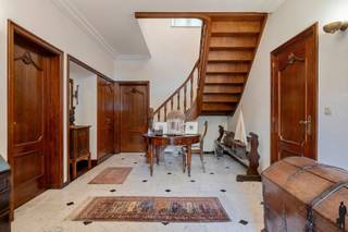 Goed onderhouden in het centrum gelegen karaktervilla op een perceel van ca. 1.938 m²!Deze woning is voorzien van 5 slaapkamers en 2...