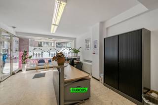 Dit commercieel pand is gelegen in de Koningsstraat, pal in het centrum van Oostende. Het pand is vlot bereikbaar met openbaar vervoer of de wagen. In de omgeving zijn er talrijke andere handelszaken. Daarenboven is er veel voetgangerspassage doorheen de dag.<br /><br />Het pand is logisch ingedeeld en biedt talrijke mogelijkheden.<br /><br />Bij het betreden van het pand is er ruimte voor een grote ontvangstruimte / balie. Achterin het pand is er dan weer plaats voor verschillende bureaus, waardoor er toch een grote mate van afscheiding mogelijk is.<br /><br />Tevens is er een afzonderlijk lokaal, dewelke ideaal is om een extra bureau of stockage uit het zicht te houden.<br /><br />Tot slot is er nog een kitchenette met eetruimte alsook een apart toilet.<br /><br />Bent u op zoek naar een gunstig gelegen handelsruimte, pal in het centrum van Oostende met talrijke faciliteiten en mobiliteitsmogelijkheden? Aarzel dan niet en neem contact op voor meer info of een afspraak!