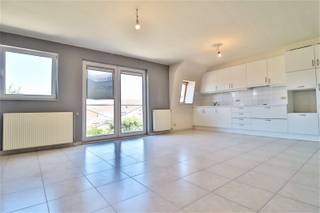 NETJES APPARTEMENT MET HEEL VEEL LICHT OP HET TWEEDE VERDIEP Dit vlot appartement kan ingezet worden als eigen bewoning of investering.  Op het...