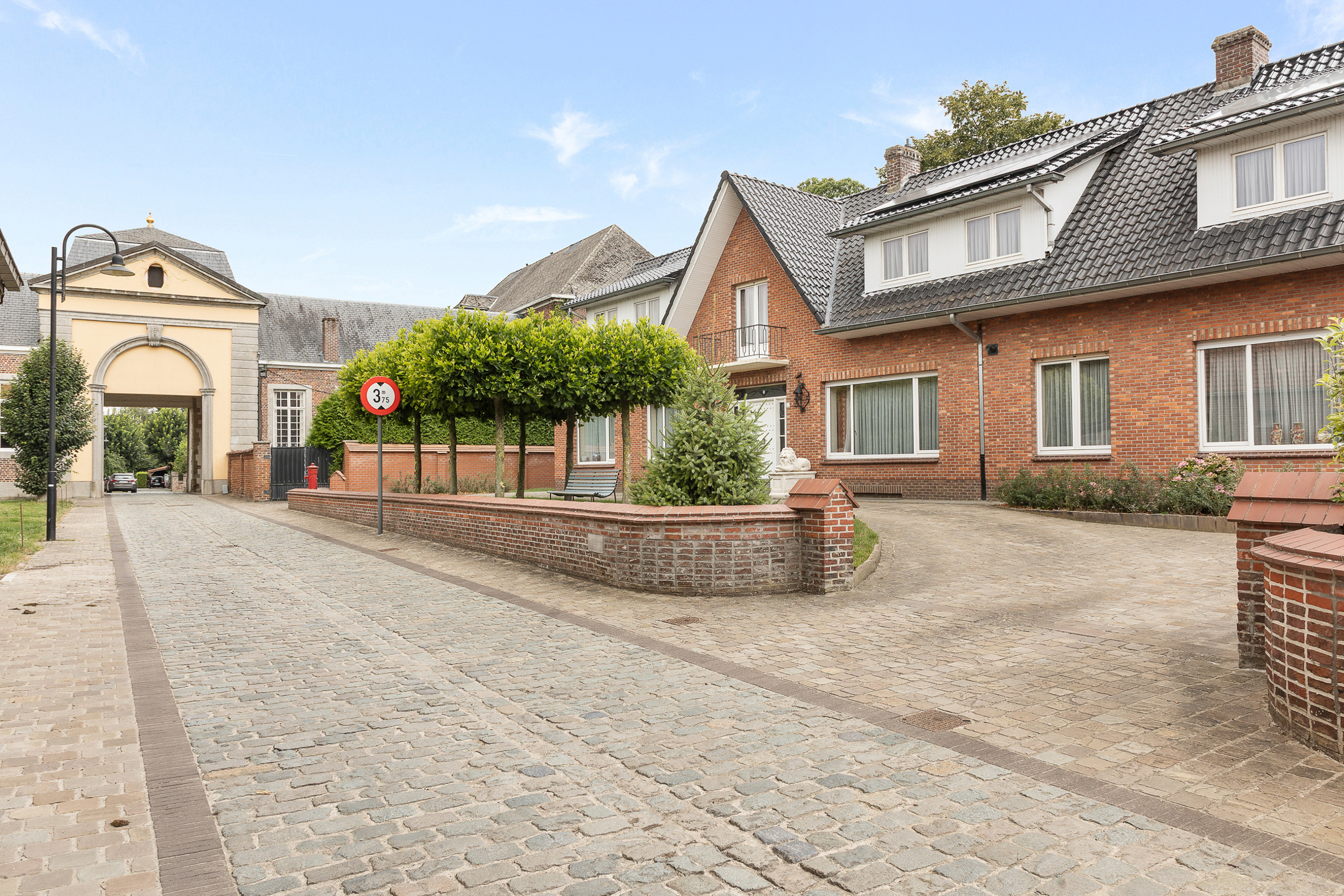 Magnifiek gelegen degelijke villa met 5 slk, garage en tuin - foto 1