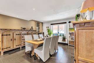 <p>Op een uitstekende ligging in Okegem bevindt zich <strong>deze instapklare woning</strong>. Winkels, scholen en openbaar vervoer liggen op wandelafstand. Ook het treinstation bevindt zich op amper één minuut wandelen, waardoor de woning een bijzonder vlotte verbinding biedt richting Ninove, Aalst en Brussel. Een absolute troef is<strong> de ruime garage van circa 58 m²</strong>. Deze biedt plaats aan meerdere wagens en kan eveneens gebruikt worden als opslagruimte, werkplaats of voor het uitoefenen van een hobby. Bovendien valt de woning niet onder de renovatieplicht. Het gelijkvloers omvat een polyvalente ruimte, momenteel ingericht als bureau, een gezellige leefruimte met salon en eetplaats, een open keuken met kookeiland en de ruime garage. Op de verdieping bevinden zich een nachthal, <strong>drie volwaardige slaapkamers </strong>en een badkamer. Daarnaast is er <strong>een zolder</strong>, bereikbaar via een uitklapbare trap, die bijkomende bergruimte biedt. Verder beschikt de woning over <strong>een ruim en aangenaam terras</strong> waar het heerlijk vertoeven is. Cv op aardgas - Buitenschrijnwerk in pvc en hout dubbel glas - <strong>EK conform</strong> - Grondwaterput aanwezig. (Maatregelen opgenomen in het maatregelenregister: neen) (Stedenbouw in aanvraag)</p>