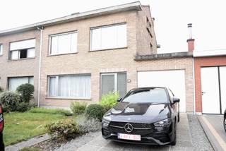 Gezinswoning met tuin te koop in rustige straat nabij centrum Beveren

Bent u op zoek naar een gezinswoning die u volledig naar uw eigen smaak kunt afwerken? Dan is deze woning een uitstekende keuze. Gelegen in een rustige doodlopende straat, bevindt zij zich in een kindvriendelijke buurt op korte afstand van het centrum van Beveren. De woning beschikt over een verzorgde tuin en biedt zowel binnen als buiten aangename leefruimtes. Het gaat om een solide constructie met een doordachte indeling en een sterke basisstructuur.

Indeling

Gelijkvloers
De inkomhal met gastentoilet. De geïnstalleerde keuken biedt het nodige comfort en grenst aan de ruime, lichtrijke leefruimte. Aansluitend bevindt zich een veranda die een mooi uitzicht biedt op de tuin. De garage geeft toegang tot de kelder.

Eerste verdieping
Op de eerste verdieping bevinden zich drie slaapkamers en een functioneel ingerichte badkamer met douche, wastafel en toilet.

Tweede verdieping
De zolder strekt zich uit over de volledige woning en biedt de mogelijkheid om een extra kamer te creëren.

Troeven van deze woning

Rustige ligging in een doodlopende straat en kindvriendelijke omgeving

Uitbreidingsmogelijkheden dankzij de ruime zolderverdieping

Goede bereikbaarheid nabij het centrum van Beveren en alle voorzieningen