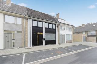 Volledig gerenoveerde woning (2016) in het centrum van Veurne Deze instapklare woning onderging in 2016 een totaalrenovatie en geniet van een ideale...