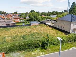 Voor meer info en foto’s, surf naar www.swevers.be – Ontdek deze bouwgrond voor open bebouwing in de Valentijnstraat, lot 3 te Beringen. Een interessante kans voor wie een eigen woning wil bouwen op een rustige locatie met een vlotte bereikbaarheid en alle dagelijkse voorzieningen in de buurt. Het perceel heeft een oppervlakte van 4 are 49 ca en beschikt over een noord-oostelijke oriëntatie, wat zorgt voor een aangename lichtinval in de tuin gedurende de dag. Met een perceelbreedte van 15,62 meter en een diepte van 29,85 meter biedt deze bouwgrond tal van mogelijkheden voor het realiseren van een comfortabele gezinswoning, mits het bekomen van de nodige vergunningen. De bestemming voor open bebouwing zorgt bovendien voor voldoende ruimte rondom de woning en een aangenaam, open woongevoel. De ligging vormt een belangrijke troef. Scholen bevinden zich op slechts 450 meter, openbaar vervoer op 200 meter en recreatiemogelijkheden op ongeveer 300 meter. Ook winkels zijn vlot bereikbaar op 550 meter afstand. Voor pendelaars is de nabijheid van de snelweg, op 6,5 kilometer, een extra pluspunt. Deze bouwgrond combineert ruimte, potentieel en een gunstige ligging in een aangename woonomgeving. Ideaal voor wie op zoek is naar een plek om een woning volledig naar eigen wensen te realiseren. Voor meer informatie, bel 011 255 155.