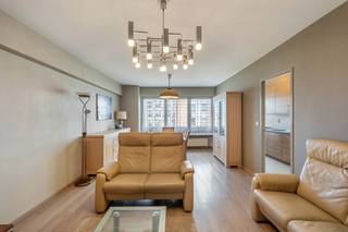 <strong><span>UNIEK WONEN IN HARTJE LEUVEN</span></strong><br />Op de vierde verdieping - midden in het centrum van Leuven - bevindt zich dit bijzonder appartement.<br /><strong><span>TWEE EENHEDEN, ÉÉN GEHEEL</span></strong><br />De twee eenheden zijn een appartement en studio dat vandaag samengevoegd is tot één comfortabele woonst en deze is vergund als één appartement.<br /><strong><span>RUIMTE & COMFORT</span></strong><br />Binnen geniet u van een mooie leefruimte, keuken, twee badkamers en drie ruime slaapkamers. De indeling biedt bovendien heel wat mogelijkheden voor wie wonen wil combineren met een praktijk (therapieruimte?), bureau, gastenverblijf of investering. Er is immers een aparte voordeur mocht u klanten willen ontvangen. in het studiogedeelte is een grote kamer en een kleinere kamer die dienst kan doen als bureau.<br /><strong><span>GROOT TERRAS</span></strong><br />Aan de achterzijde ligt een ruim terras: een absolute meerwaarde midden in de stad en een heerlijke plek om in alle rust buiten te zitten.<br /><strong><span>2 parkeerplaatsen + KELDER</span></strong><br />En dan de bonus die in Leuven bijna goud waard is: twee parkeerplaatsen én een private kelder zijn inbegrepen.<br /><strong><span>EEN PAND MET MOGELIJKHEDEN</span></strong><br />Eén groot appartement vandaag bestaande uit een studio en appartement.<br /><strong><span>AFSPRAAK</span><br /><span>Boek uw bezoekmoment in met Philippe via onze website</span></strong>