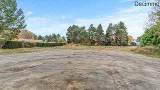 <p><strong>Projectgrond te koop: 3 open bebouwingen met volledige privacy aan De Keiheuvel (totale grondoppervlakte: 4769 m²)</strong></p>
<p>Ontdek deze unieke <strong>projectgrond</strong>, ideaal voor de heropbouw van <strong>3 open bebouwingen</strong>, prachtig gelegen aan het recreatiedomein De Keiheuvel in een groene, rustige omgeving.</p>
<p><strong>Belangrijkste troeven:</strong></p>
<ul>
<li><strong>Heropbouw aan 6% btw mogelijk:</strong><span> </span>geniet van een financieel voordeel bij de bouw van uw droomwoning!</li>
<li><strong>3 open bebouwingen:</strong><span> </span>de projectgrond biedt ruimte voor drie vrijstaande woningen, elk met hun eigen tuin en optimale privacy.</li>
<li><strong>Groene ligging:</strong><span> </span>gelegen aan de rand van het populaire recreatiedomein De Keiheuvel, geniet u hier van een oase van rust te midden van de natuur.</li>
<li><strong>Volledige privacy:</strong><span> </span>dankzij de ligging en het ontwerp kunnen bewoners rekenen op maximale discretie en rust.</li>
<li><strong>Ideaal voor gezinnen en investeerders:</strong><span> </span>perfect voor wie op zoek is naar een rustige thuisbasis of een interessante investering in een regio met hoge woonkwaliteit.</li>
<li><strong>Bouwvoorschriften </strong>te bevragen via ons kantoor</li>
</ul>
<p><strong>Interesse?</strong><br />Wil je bouwen aan jouw eigen stukje paradijs in het groen? <br />Contacteer dan snel ons kantoor voor een bezoekje ter plaatse : 014 72 83 77 ofwel dossierbeheerder Jasmine Tegenbos op het nummer 0497 64 76 60</p>
<p></p>