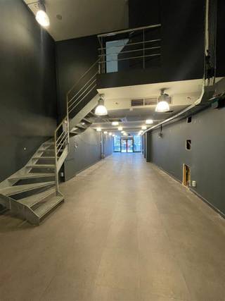 <p><span>Groot en praktisch handelspand (volledig pand) op 1 van de 2 belangrijkste winkelstraten van de stad, op nog geen 100 meter van de Markt. Op het gelijkvloers is er een mooie open ruimte van 100 m² voorzien, maar ook het eerste verdiep en zolder bieden heel wat mogelijkheden (2X60m2) qua winkelruimte en/of stockageruimte. Mooie vitrine met zicht tot achteraan winkelpand, waar er een knappe vide is. </span></p>