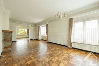 <p><strong>Te renoveren open bebouwing met 4 slaapkamers!</strong></p><p>Deze open bebouwing gelegen in Massenhoven op Liersebaan 200, biedt een stevige basis voor wie op zoek is naar een woning met ruimte en potentieel om naar eigen smaak te renoveren.<br />De woning is vlakbij de E313 gelegen, alsook nabij winkels en openbaar vervoer.</p><p>Bij het betreden van de woning kom je in de inkomhal, die toegang geeft tot de verschillende leefruimtes. De woonkamer en eetkamer vormen samen een aangename leefomgeving met veel lichtinval. Aansluitend bevindt zich de keuken, met daarnaast een wasplaats waar ook de stookinstallatie en apart toilet is ondergebracht. Verder is er op het gelijkvloers nog een garage aanwezig.</p><p>Op de eerste verdieping bevinden zich vier volwaardige slaapkamers, een badkamer en een ruime zolderkamer die perfect dienst doet als extra bergruimte.</p><p>Daarnaast beschikt de woning over een droge kelder en een leuke tuin waar het aangenaam vertoeven is.</p><p>Kortom, een ruime open bebouwing met een praktische indeling en veel mogelijkheden voor wie een woning zoekt die met een opfrissing kan worden omgevormd tot een echte thuis.</p><p>Voor meer info of bezoek: 0494/99.29.01 (Katrijn)</p>