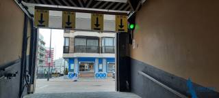 Gemakkelijk bereikbare staanplaats . Opgelet  maximum hoogte : 1m75 ! Enkel voor lage wagen.Afmetingen : 5m30 lang - 1m80 breedHuurprijs te betalen...