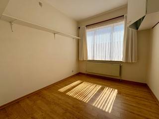 Appartement op de eerste verdieping met ruim zonneterras en 2 slaapkamers<br /><br />Dit aangename appartement is gelegen op de eerste verdieping, aan de rustige achterzijde van het gebouw.<br /><br />Bij het binnenkomen betreedt u de lichtrijke leefruimte. Vanuit de leefruimte heeft u toegang tot een ruim zonneterras. Aansluitend bevindt zich de keuken.<br /><br />Het appartement beschikt verder over twee slaapkamers, een aparte praktische ruimte voor de wasmachine, een toilet en een badkamer uitgerust met een bad en lavabo.<br /><br />Als extra troef bestaat er de mogelijkheid om twee garageboxen bij aan te kopen. Beide garageboxen zijn gelegen aan de achterzijde van het gebouw. De ene garagebox wordt aangeboden voor € 15.000, de andere voor € 20.000.<br /><br />Een interessant appartement met een aangename buitenruimte en de mogelijkheid tot aankoop van één of beide garageboxen.