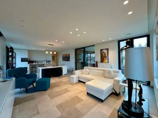 Dit appartement omvat alle comfort en rust op een steenworp van het centrum van Roeselare.De indeling is als volgt: inkhomhal met vestiaire,...