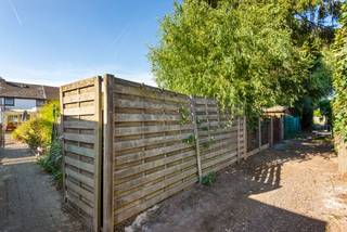 <p>Deze charmante gesloten woning, op een perceel van 235m2 in de Sint Kathelijnestraat te Boom, bevindt zich in een zeer <strong><em>kindvriendelijke en aangename woonomgeving</em></strong>!  Tegenover de deur ligt een speelplein dat direct toegang geeft tot het Provinciaal recreatiedomein De Schorre.  Gelegen in een rustige omgeving in een enkelrichtingsstraat, biedt dit pand de ideale balans tussen rust en bereikbaarheid met nabijgelegen voorzieningen zoals winkels, scholen en het openbaar vervoer.  Er is voldoende parkeergelegenheid in de straat.  Achteraan het perceel ligt een servitudeweg. <br /><br />Gebouwd in 1926 en gerenoveerd in 1985, combineert deze woning karakter met moderne levensgemak. Het <em><strong>EPC</strong></em> heeft een goede score <em><strong>(Label C</strong></em>).  Het dak werd geïsoleerd, de badkamer recent vernieuwd en er is een nieuwe CV condensatieketel van 2025.   De indeling omvat op het <em>GELIJKVLOERS</em> een inkomhall, een woonkamer, een open ingerichte keuken, een nieuwe badkamer en een berging.  Op het <em>1e VERDIEP</em> zijn een hall en 2 slaapkamers, op het <em>2e VERDIEP</em> nog een zolderkamer.  Verder is er een KELDER aanwezig.  De tuin is oost-gericht en aangelegd met een tuinberging, een deels overdekt ruim terras en beplantingen.<br /> </p>

<p>Het huis is <strong>goed onderhouden</strong> en biedt tal van mogelijkheden om het naar uw eigen smaak en wensen aan te passen. Ontdek de mogelijkheden die deze woning te bieden heeft en neem vandaag nog contact met ons op voor een bezichtiging ter plaatse op ons nummer 03 459 99 99 of via info@leximmo.be!</p>