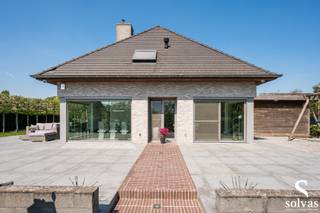 Bent u op zoek naar een instapklare gezinswoning die ruimte, klasse en energiezuinigheid verenigt? Deze prachtige woonst van maar liefst 250 m² biedt u alles wat u nodig heeft – en meer – in het levendige centrum van Zomergem.<br /><br />Waarom deze woning uniek is:<br />- 5 volwaardige slaapkamers en een aparte bureauruimte<br />- Energiezuinige technieken: vloerverwarming, airco, screens en centraal stofzuigsysteem<br />- Hoogwaardige materialen en een luxueuze afwerking<br />- Groot perceel van 1223 m² met carport en tuinberging<br /><br />Indeling:<br />Gelijkvloers: inkomhal met gastentoilet, praktische wasplaats met douche, inpandige garage, lichtrijke leefruimte met gashaard, open keuken met zicht op de tuin, én een polyvalente kamer (bureel of extra slaapkamer).<br />Verdieping: 4 slaapkamers, moderne doucheruimte, stijlvolle badkamer met ligbad en douche, ruime dressing.<br />Zolder: volledig ingericht als vijfde slaapkamer of hobbyruimte.<br /><br />Buitenruimte:<br />Een onderhoudsvriendelijke tuin waar u in alle rust kan genieten, met carport voor twee wagens en extra bergruimte.<br /><br />Deze woning combineert moderne luxe met een toplocatie. Ideaal voor wie ruim en comfortabel wil wonen, zonder in te boeten op stijl of energiezuinigheid.<br /><br />Deze woning wordt verkocht onder het systeem van STARTPRIJS. Elk prijsvoorstel hoger dan deze startprijs wordt voorgelegd aan de verkoper die dit al dan niet kan aanvaarden. Deze publicatie houdt bijgevolg geen aanbod in maar een uitnodiging om een prijsvoorstel over te maken.