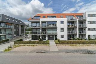Ruim 1 slaapkamer appartement met terras en kelderberging gelegen op de eerste verdieping. Zeer energiezuinig, nabij het centrum van Veurne en op wandelafstand van het station, supermarkten (Colruyt,..) en buurtwinkels. De aangename stad Veurne is gelegen op 6 km van de kust en is vlot bereikbaar via de autosnelweg E40.<br /><br /><br />INDELING:<br />> Derde verdieping:<br />- Inkom met gastentoilet;<br />- Ruime, lichtrijke leefruimte met open ingerichte keuken;<br />- Moderne keuken voorzien van keramische kookplaat, combi-oven, spoelbak, dampkap en ingebouwde koelkast met vriesvak;<br />- Badkamer met douchebad, wasmeubel en extra handdoekradiator;<br />- Slaapkamer <br />- Terras aan de voorkant van het appartement.<br />- Airco <br /><br />Kelderverdieping:<br />- Kelderberging;<br />- Ondergrondse staanplaats;<br />- Gemeenschappelijke fietsenberging.<br /><br />TROEVEN:<br />- Energiezuinig (EPC A!);<br />- Op wandelafstand van het stadscentrum en station;<br />- TOPlocatie;<br />- Instapklaar.<br /><br /><br />Beschikbaar vanaf 01/12/2026<br />Gemeenschappelijke kosten: + €50,00/maand<br /><br /><br />Ben je geïnteresseerd in dit pand te huur in Veurne? Ga naar de website www.dewaele.com, klik op het pand dat je wenst te huren. Via de rode knop "vraag je bezoek aan" vragen we u kort een profiel in te vullen. Daarna nemen we contact op voor een bezoek. Telefonisch kunnen er geen afspraken gemaakt worden.<br />