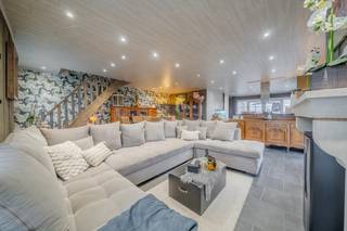 Op zoek naar een instapklare woning te koop in Langemark, vlakbij het centrum? Deze charmante halfopen bebouwing combineert een warme, landelijke uitstraling met hedendaags wooncomfort en vormt de ideale gezinswoning of starterswoonst in het hart van Langemark-Poelkapelle.<br /><br />De eigendom werd grondig gerenoveerd in 2021 en straalt rust, licht en kwaliteit uit. Met een bewoonbare oppervlakte van 106 m² geniet u van een doordachte indeling die elke vierkante meter optimaal benut. De leefruimte baadt in het daglicht en sluit mooi aan op de open keuken, ideaal voor gezellige momenten met familie of vrienden. De woning beschikt over twee volwaardige slaapkamers en een verzorgde badkamer, perfect afgestemd op comfortabel dagelijks wonen.<br /><br />Buiten wordt u verrast door het zonnige en gezellige terras, waar u in alle privacy kan ontspannen en genieten van de landelijke zichten. Een absolute meerwaarde is het ingerichte bijgebouw, dat tal van mogelijkheden biedt als hobbyruimte, bureau of extra bergruimte. Naast de woning bevindt zich een praktische oprit met plaats voor twee wagens.<br /><br />Dankzij de topligging nabij het centrum van Langemark woont u rustig, maar toch dicht bij winkels, scholen en verbindingswegen. Deze gerenoveerde woning is een unieke kans voor wie een ruime woning zoekt met karakter, comfort en een aangename buitenbeleving.<br /><br />Interesse in deze eigendom te koop in Langemark? Contacteer Immo Francois en ontdek zelf de charme en troeven van deze woonst tijdens een bezoek.<br /><br />Woning verkopen in Langemark? Vraag je gratis schatting aan bij Immo Francois, jouw lokale makelaar.<br /><br />