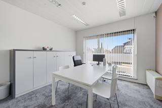 Ruime kantoren van ongeveer 256 m² met 5 parkeerplaatsen te koop, met een comfortabele en lichtrijke werkomgeving. De indeling maakt het mogelijk...